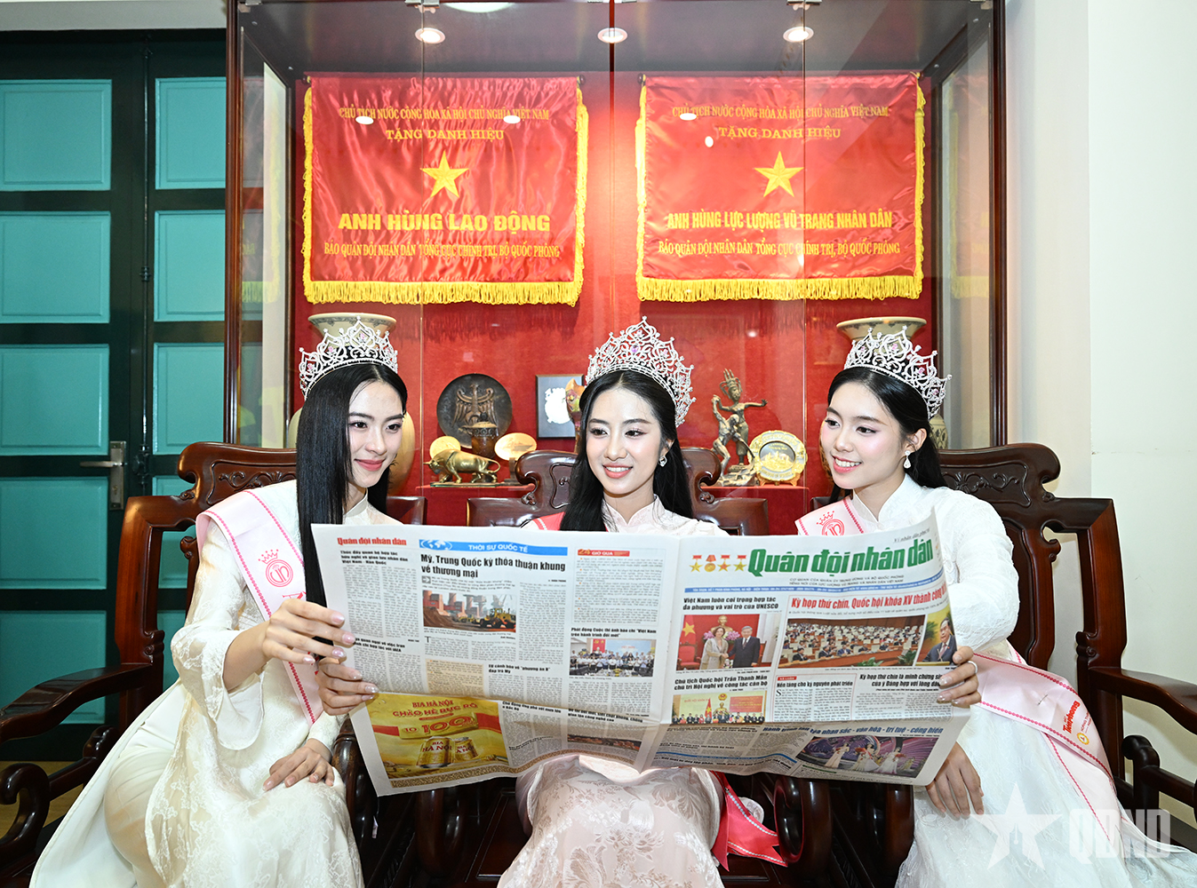 Các nàng hậu đến với tờ báo chiến sĩ